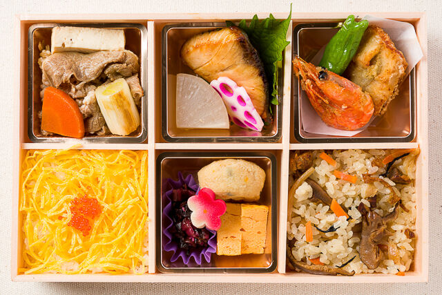 桂-【冬限定】牛すき焼きとフグの唐揚げ厳選ぶりの照り焼き彩り御膳【冬5】