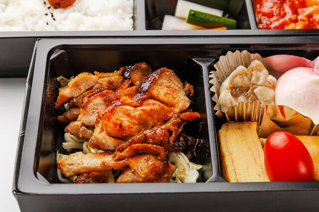 【豪華2段】鶏肉の秘伝パウダー香味焼き＆海鮮豆腐と野菜の塩だれ