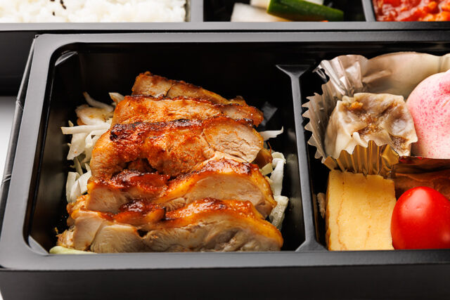 【豪華2段】鶏肉の秘伝パウダー香味焼き＆黒酢酢豚
