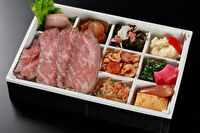 ビストロエンドウデリバリー-霜降りローストビーフごはん！彩菜ヘルシー日替り弁当
