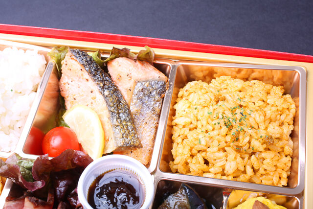 bistroLUCIA（ビストロルシア）-【クリスマス限定】サーモンのムニエルとローストビーフ（ドライカレー）