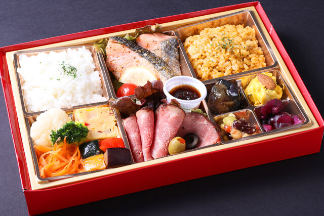 bistroLUCIA（ビストロルシア）-【クリスマス限定】サーモンのムニエルとローストビーフ（ドライカレー）