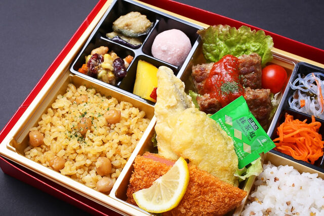 bistroLUCIA（ビストロルシア）-【クリスマス限定】大豆ミートハンバーグと大豆ミート厚切りハムカツ御膳~ピラフと雑穀米~