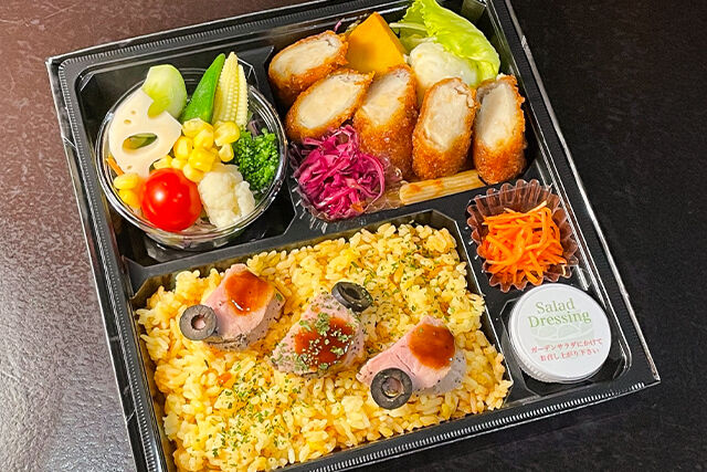【ハロウィン限定】BBQポークのせパエリアご飯と甘辛チキンスティック