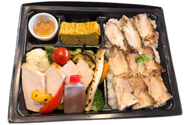 COUVERCLE-チキンステーキとローストポーク2種のお肉ランチボックス