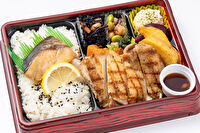 用賀GRILL-【熨斗対応可】直火網焼きグリル・ド・チキン＆ぶりの照り焼き 幕ノ内弁当