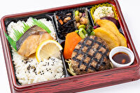 用賀GRILL-【熨斗対応可】直火網焼きステーキハンバーグ＆ぶりの照り焼き 幕ノ内弁当