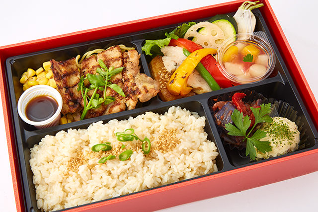 用賀GRILL-【熨斗対応可】直火網焼きグリル・ド・チキンBOX（デザート付き）