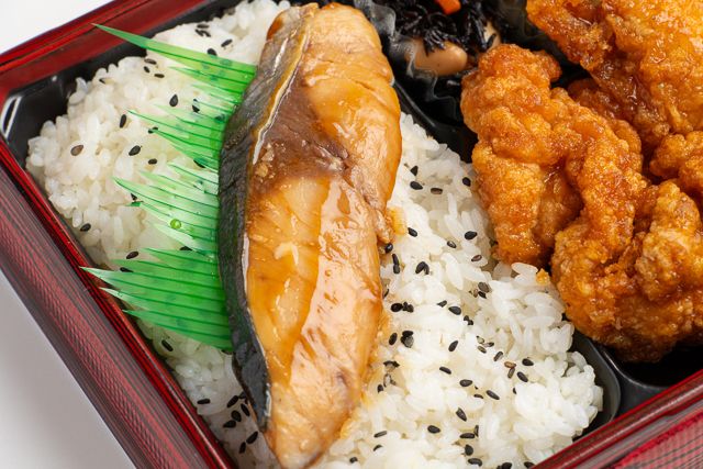 用賀GRILL-【熨斗対応可】チキン南蛮タルタルソース＆ぶりの照り焼き 幕ノ内弁当