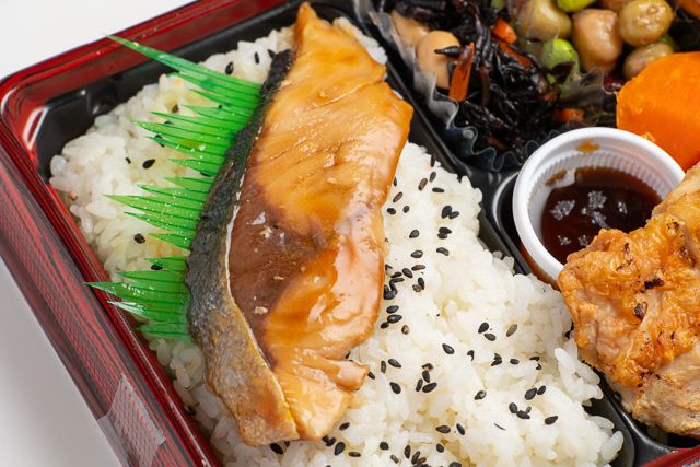 用賀GRILL-【熨斗対応可】直火網焼きグリル・ド・チキン＆ぶりの照り焼き 幕ノ内弁当