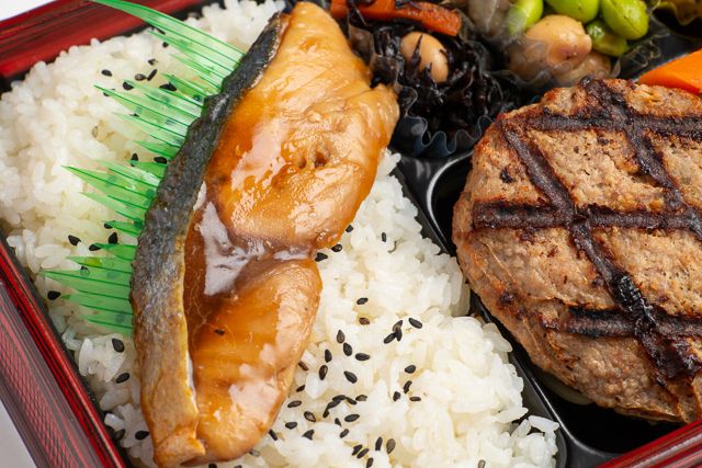 用賀GRILL-【熨斗対応可】直火網焼きステーキハンバーグ＆ぶりの照り焼き 幕ノ内弁当