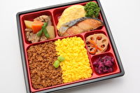 ダイニング かすがい-2色そぼろ弁当 ～焼き鮭と手作り肉じゃが～