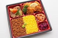 ダイニング かすがい-2色そぼろ弁当 ～鶏の唐揚げと手作り肉じゃが～