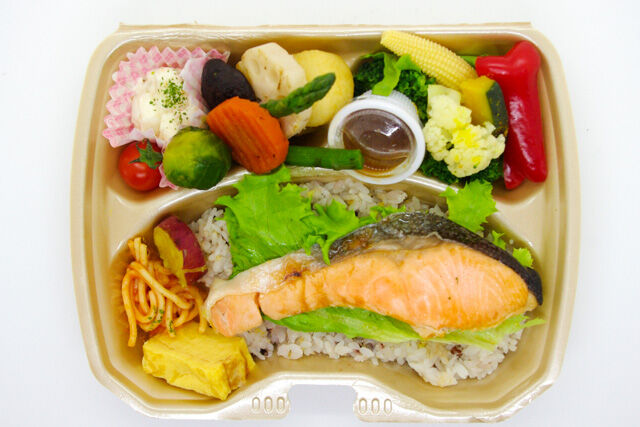 彩り野菜のカフェ風ランチBOX～焼鮭～