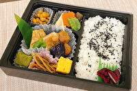 新橋演舞場　演舞場の台所-若鶏の照焼幕の内