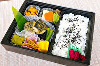 新橋演舞場　演舞場の台所-鯖味噌煮幕の内