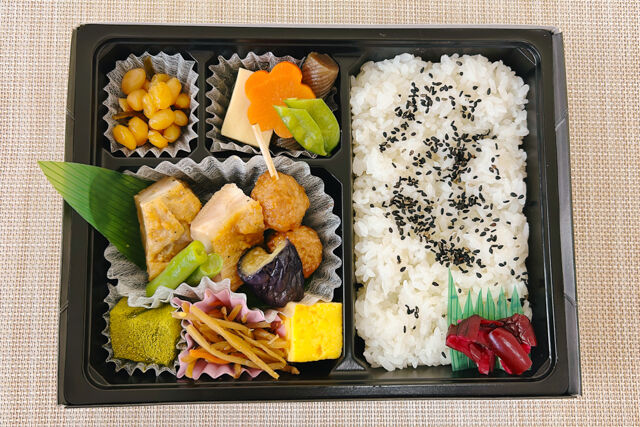 新橋演舞場　演舞場の台所-若鶏の照焼幕の内
