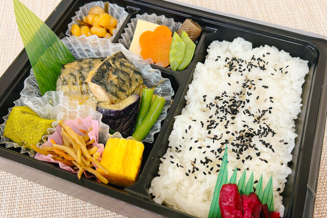 新橋演舞場　演舞場の台所-鯖味噌煮幕の内