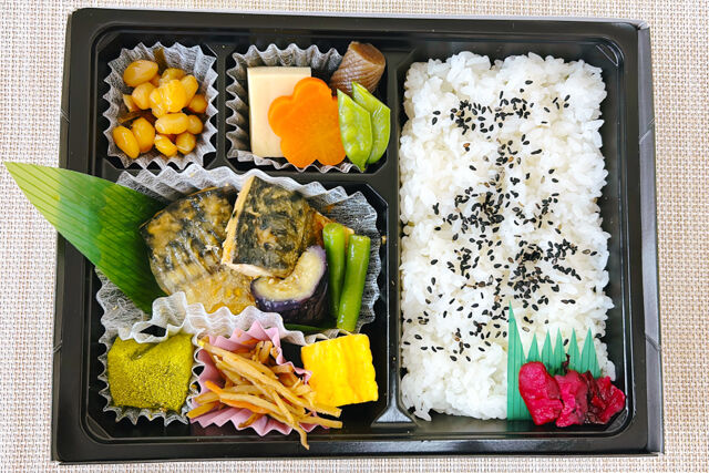 新橋演舞場　演舞場の台所-鯖味噌煮幕の内