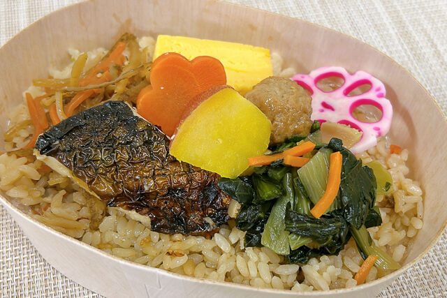 新橋演舞場　演舞場の台所-演舞場のミニわっぱ幕の内