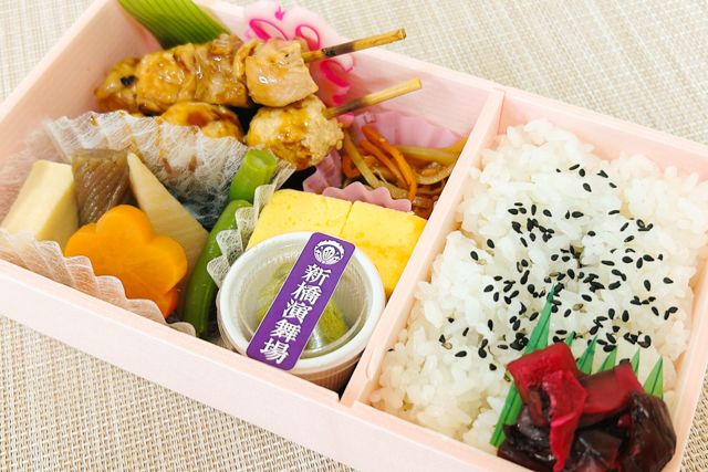 新橋演舞場　演舞場の台所-【国技館やきとり入り】演舞場幕の内弁当