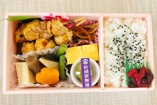 新橋演舞場　演舞場の台所-【国技館やきとり入り】演舞場幕の内弁当