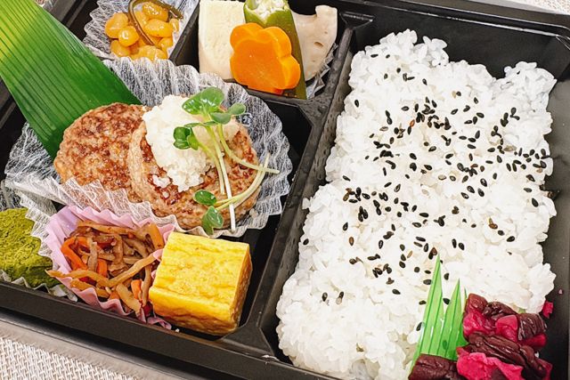 新橋演舞場　演舞場の台所-和風ハンバーグ幕の内