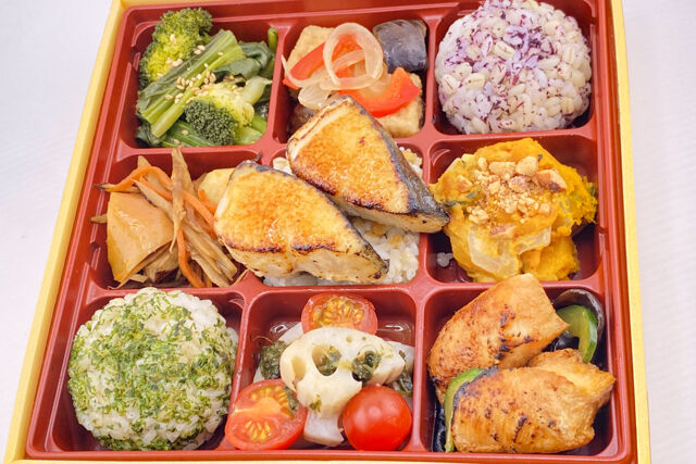 FISH A WEEK 週一魚-ぶりと鶏の照焼きと6品目の野菜デリプレート