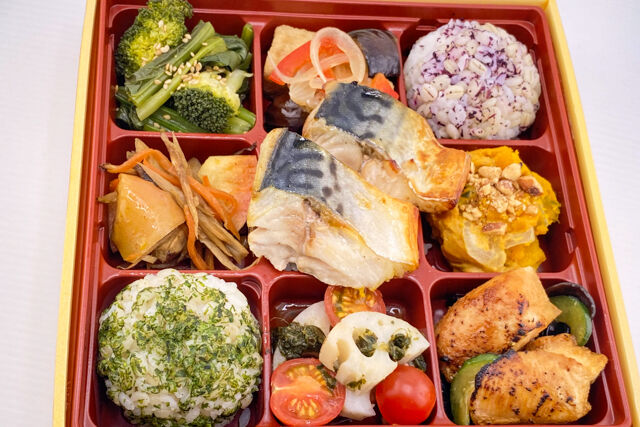 FISH A WEEK 週一魚-さばの塩焼きと鶏の照焼きと6品目の野菜デリプレート