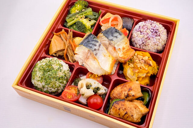FISH A WEEK 週一魚-さばの塩焼きと鶏の照焼きと6品目の野菜デリプレート