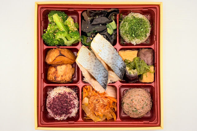 FISH A WEEK 週一魚-さばの塩焼きと鶏の照焼きと豪華野菜デリプレート