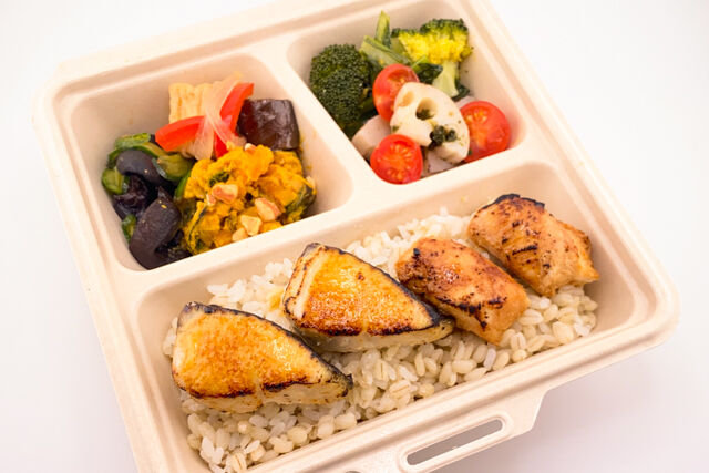 FISH A WEEK 週一魚-ぶりと鶏の照焼きと5品目の野菜デリ弁当