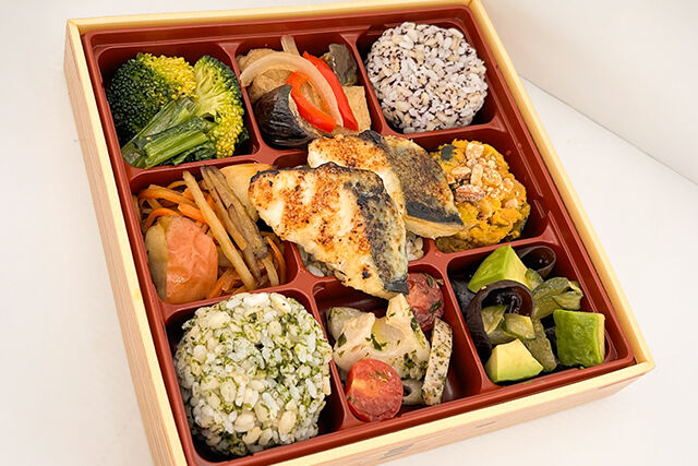 ぶりの照焼きと6品目野菜デリプレート