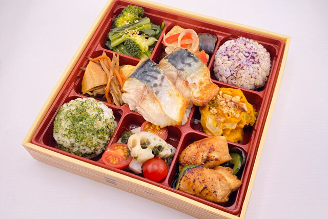 FISH A WEEK 週一魚-【うみうまフェア】青森県産さばの塩焼きと鶏の照焼きと豪華野菜デリプレート