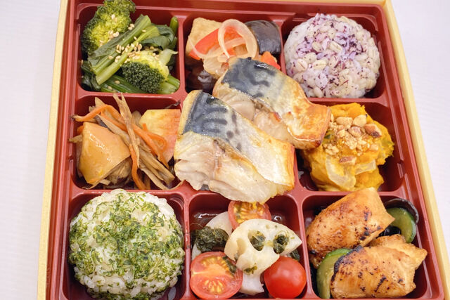 FISH A WEEK 週一魚-【うみうまフェア】青森県産さばの塩焼きと鶏の照焼きと豪華野菜デリプレート