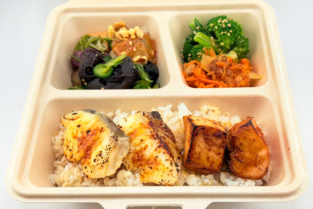 FISH A WEEK 週一魚-【うみうまフェア】宮城県産真だらの西京焼きと鶏の照焼きと5品目野菜デリ弁当
