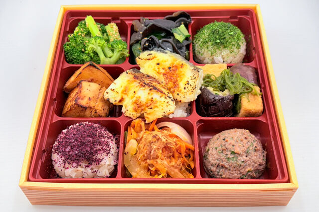 FISH A WEEK 週一魚-【うみうまフェア】宮城県産真だらの西京焼きと鶏の照焼きと豪華野菜デリプレート