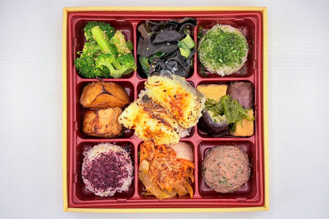 FISH A WEEK 週一魚-【うみうまフェア】宮城県産真だらの西京焼きと鶏の照焼きと豪華野菜デリプレート