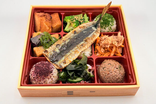FISH A WEEK 週一魚-【秋限定】さんまのガーリック焼きと鶏の照焼きと豪華野菜デリプレート