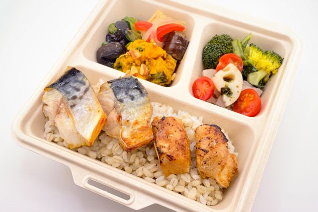 FISH A WEEK 週一魚-高知県四万十市 ゴマサバの塩焼きと鶏の照焼きと季節野菜デリ弁当