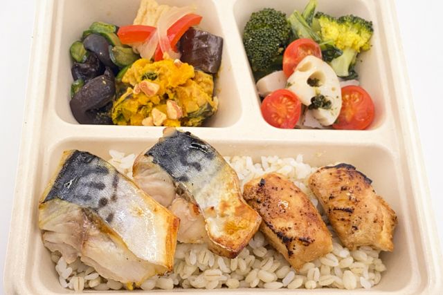 FISH A WEEK 週一魚-高知県四万十市 ゴマサバの塩焼きと鶏の照焼きと季節野菜デリ弁当