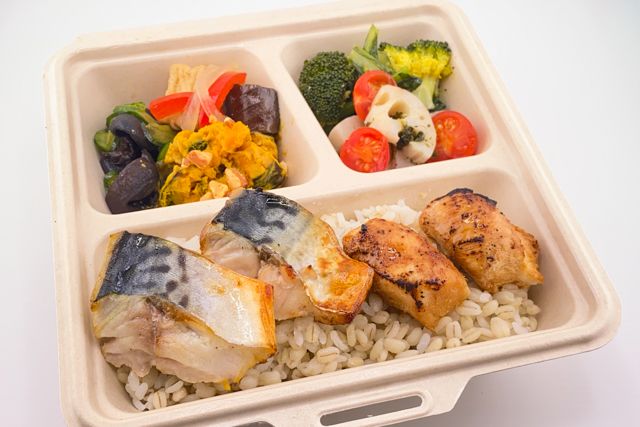 高知県四万十市 ゴマサバの塩焼きと鶏の照焼きと季節野菜デリ弁当