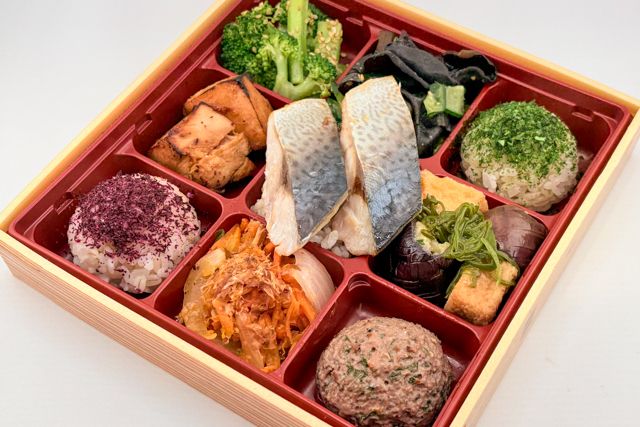 FISH A WEEK 週一魚-高知県四万十市 ゴマサバの塩焼きと鶏の照焼きと豪華野菜デリプレート