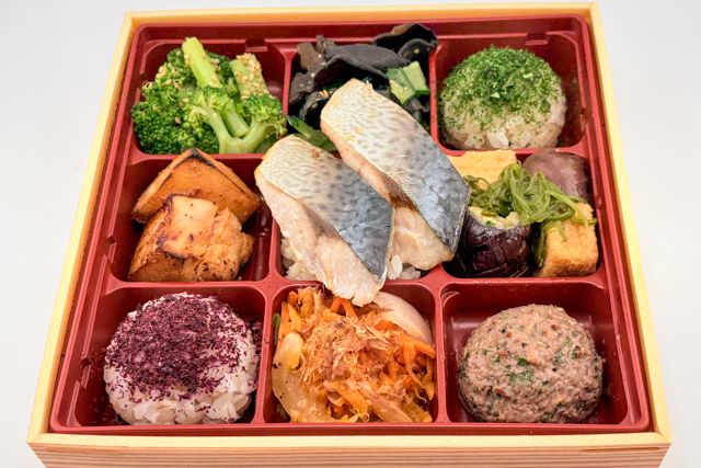 FISH A WEEK 週一魚-高知県四万十市 ゴマサバの塩焼きと鶏の照焼きと豪華野菜デリプレート