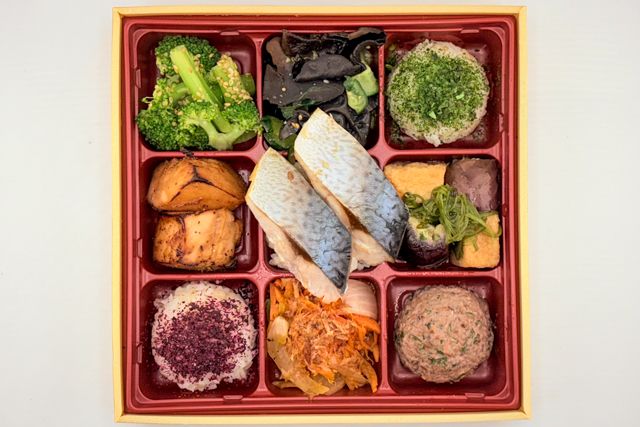 FISH A WEEK 週一魚-高知県四万十市 ゴマサバの塩焼きと鶏の照焼きと豪華野菜デリプレート