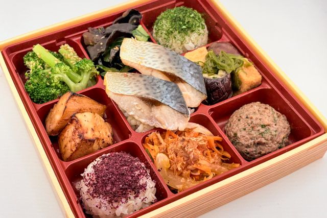 高知県四万十市 ゴマサバの塩焼きと鶏の照焼きと豪華野菜デリプレート