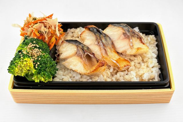 高知県四万十市ゴマサバの塩焼きと2品目野菜デリ弁当