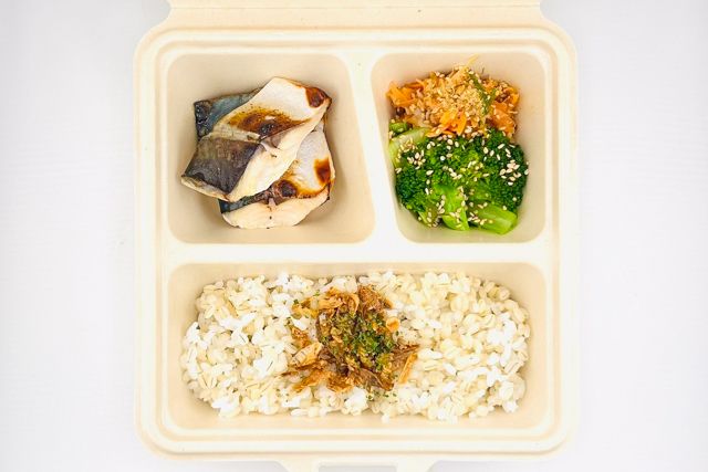 FISH A WEEK 週一魚-高知県四万十市ゴマサバの塩焼きと2品目の彩り野菜デリ弁当