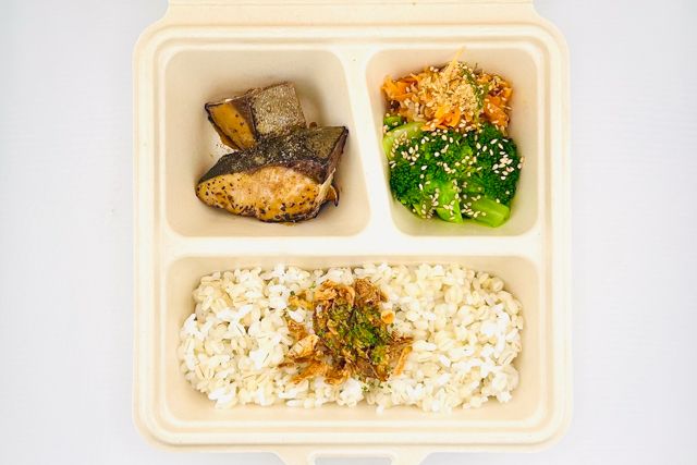 ぶりの照焼きと2品目の彩り野菜デリ弁当