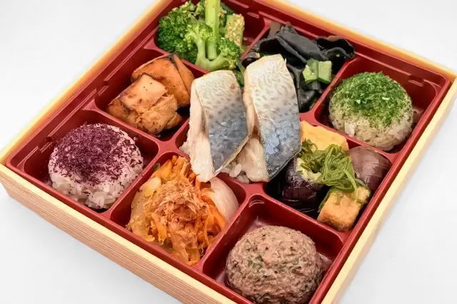FISH A WEEK 週一魚-【豪華】さば塩焼きと鶏の照り焼きの彩り野菜デリ御膳